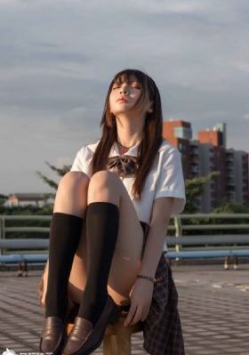 校花躲雨被老头玩弄_HD免费观看